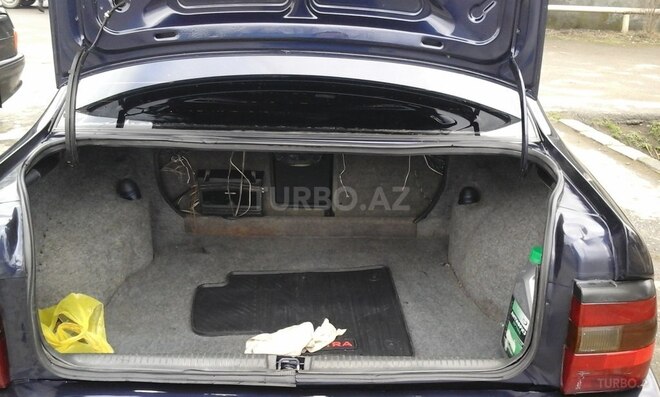 Opel Vectra 1995, 335,179 km - 1.8 l - Qax