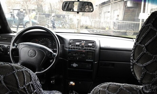 Opel Vectra 1995, 335,179 km - 1.8 l - Qax