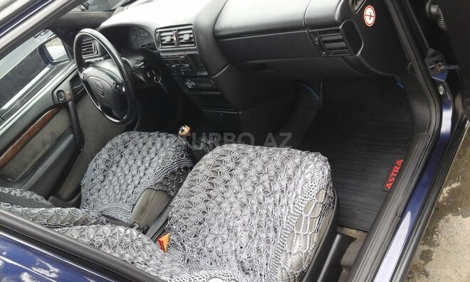 Opel Vectra 1995, 335,179 km - 1.8 l - Qax