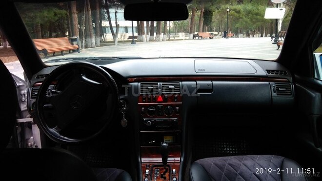 Mercedes E 240 1999, 245,000 km - 2.4 л - Sumqayıt
