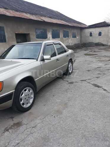 Mercedes E 260 1987, 235,000 km - 2.5 l - Şəki