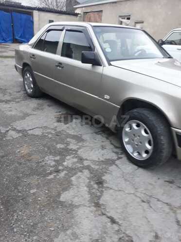 Mercedes E 260 1987, 235,000 km - 2.5 l - Şəki