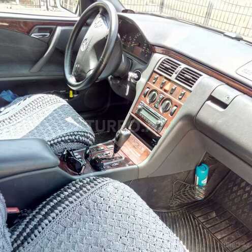 Mercedes E 220 2001, 300,000 km - 2.2 л - Bakı