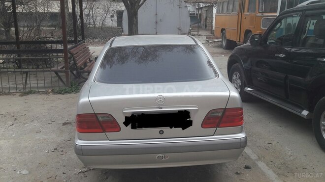 Mercedes E 220 2000, 165,000 km - 2.2 l - Bakı