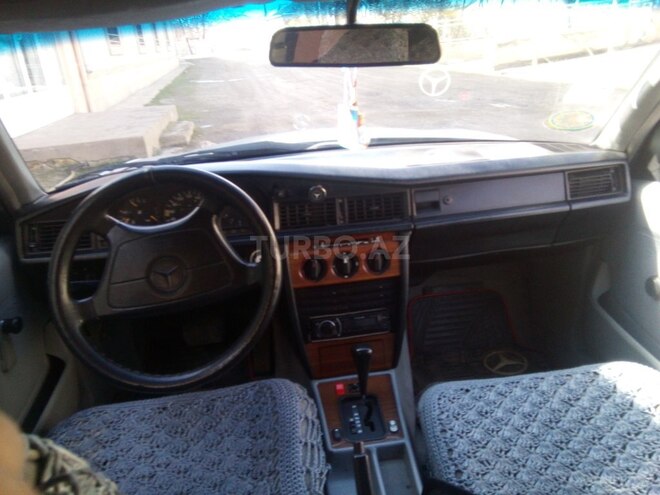 Mercedes E 180 1992, 26,000 km - 0.2 l - Qazax