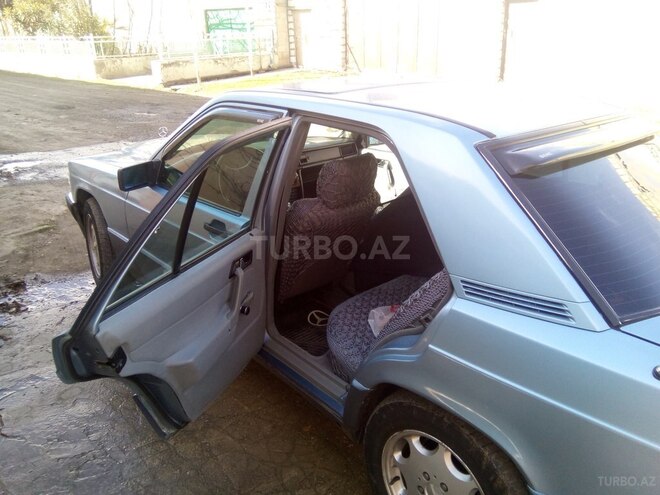 Mercedes E 180 1992, 26,000 km - 0.2 l - Qazax