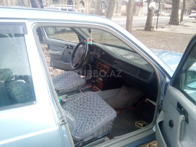 Mercedes E 180 1992, 26,000 km - 0.2 l - Qazax