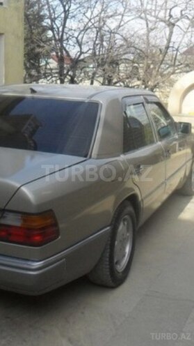 Mercedes E 220 1992, 301,000 km - 2.2 l - Bakı