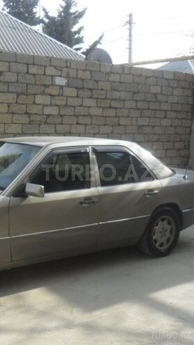 Mercedes E 220 1992, 301,000 km - 2.2 l - Bakı