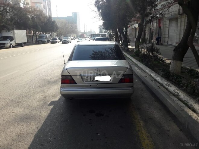 Mercedes E 220 1995, 320,000 km - 2.2 л - Bakı