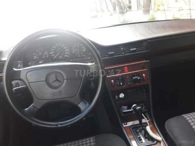 Mercedes E 220 1995, 320,000 km - 2.2 л - Bakı