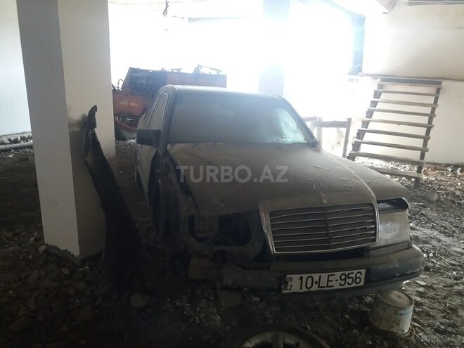 Mercedes E 230 1986, 257,000 km - 2.3 l - Zaqatala