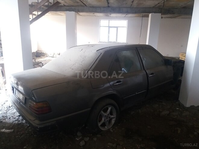 Mercedes E 230 1986, 257,000 km - 2.3 l - Zaqatala