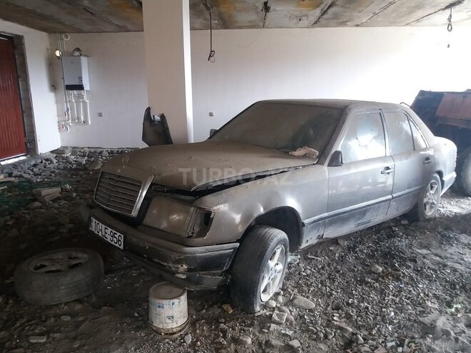 Mercedes E 230 1986, 257,000 km - 2.3 l - Zaqatala