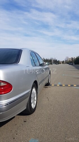 Mercedes E 240 2001, 302,414 km - 2.6 l - Gəncə