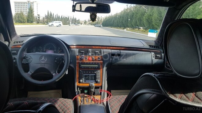 Mercedes E 240 2001, 302,414 km - 2.6 l - Gəncə