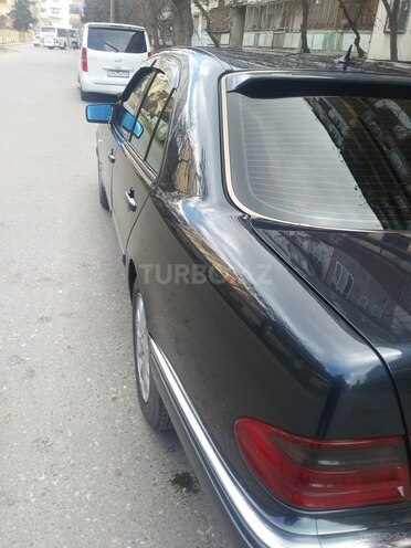 Mercedes E 240 1999, 300,025 km - 2.4 l - Bakı