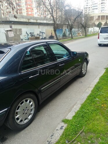 Mercedes E 240 1999, 300,025 km - 2.4 l - Bakı