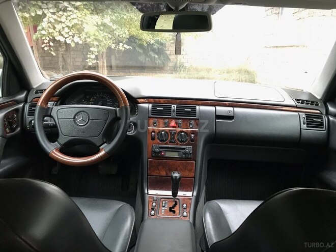 Mercedes E 240 1999, 242,453 km - 2.4 l - Bakı