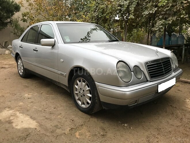 Mercedes E 240 1999, 242,453 km - 2.4 l - Bakı