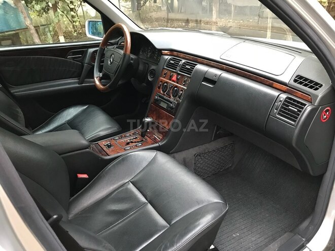 Mercedes E 240 1999, 242,453 km - 2.4 l - Bakı