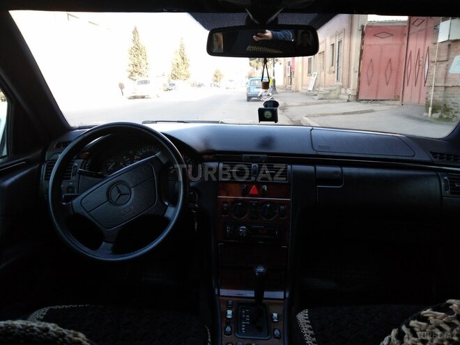 Mercedes E 240 1997, 310,000 km - 2.4 l - Gəncə