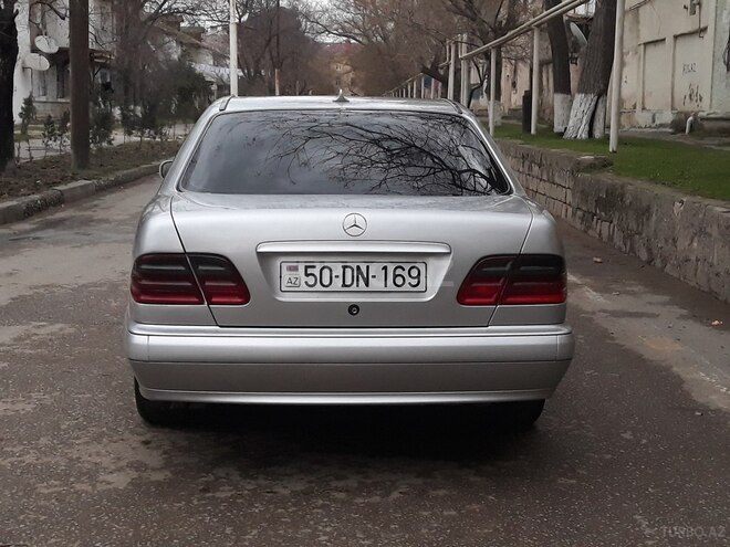 Mercedes E 220 2001, 318,000 km - 2.2 l - Sumqayıt