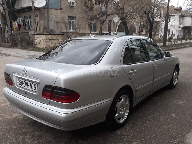 Mercedes E 220 2001, 318,000 km - 2.2 l - Sumqayıt