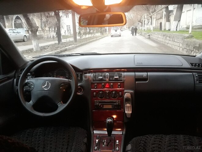 Mercedes E 220 2001, 318,000 km - 2.2 l - Sumqayıt
