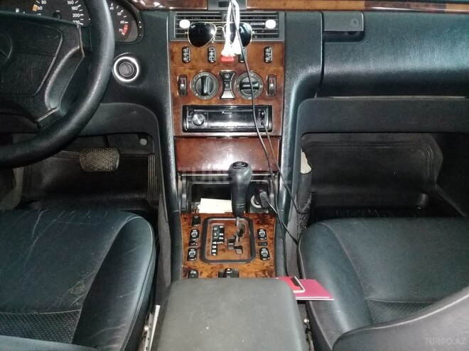 Mercedes E 240 1998, 272,000 km - 2.4 l - Zaqatala