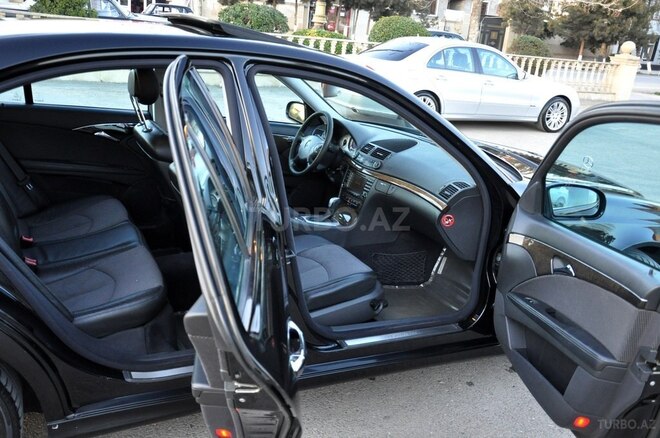 Mercedes E 240 2004, 300,000 km - 2.6 л - Saatlı