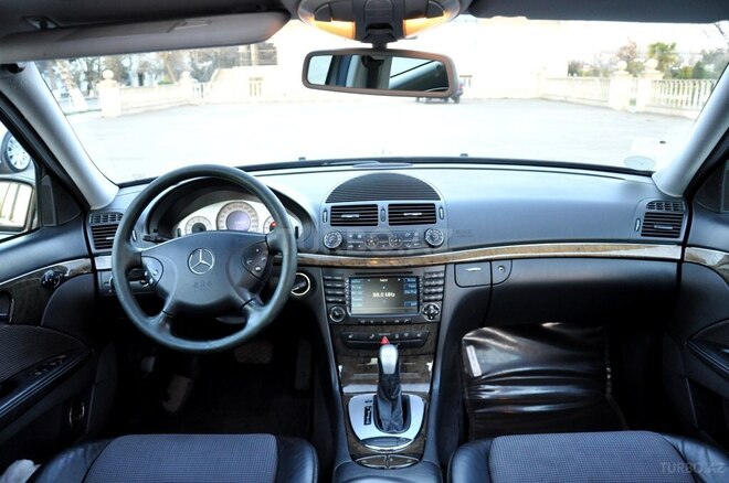 Mercedes E 240 2004, 300,000 km - 2.6 л - Saatlı