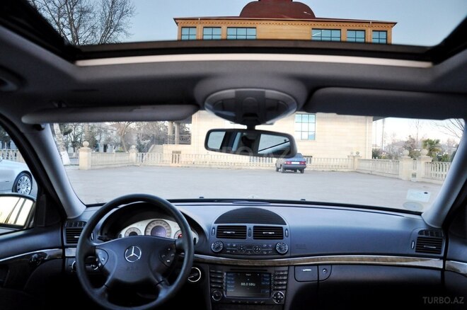 Mercedes E 240 2004, 300,000 km - 2.6 л - Saatlı