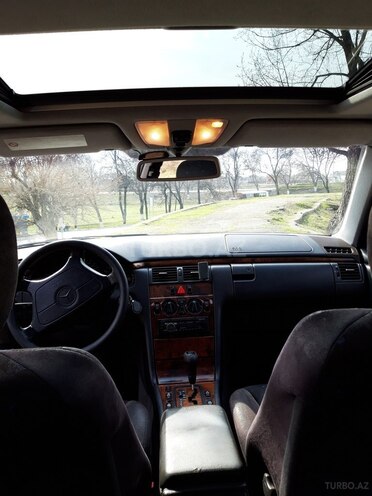 Mercedes E 240 1998, 340,335 km - 2.4 l - Zaqatala