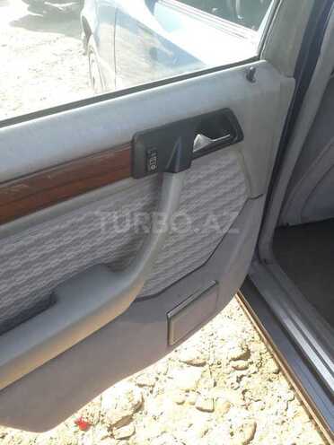 Mercedes E 250 1991, 302,000 km - 2.5 л - Bakı