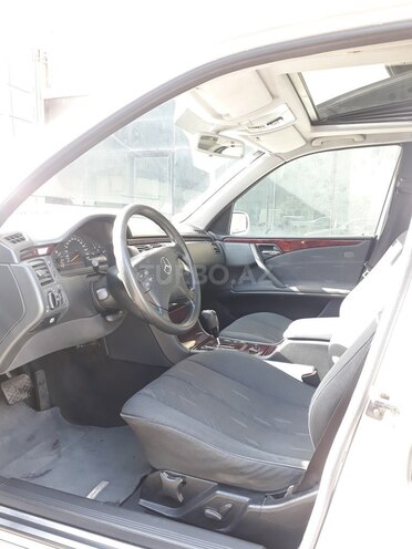 Mercedes E 220 2000, 275,100 km - 2.2 l - Bakı