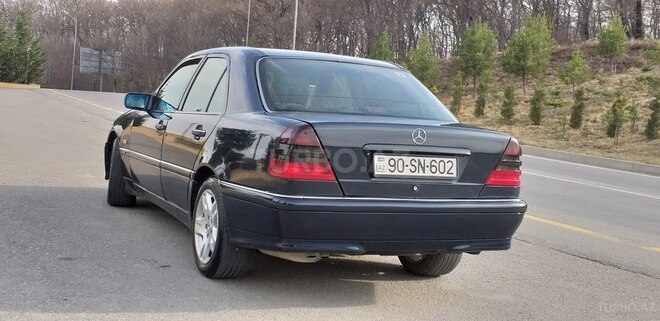 Mercedes C 220 1999, 330,000 km - 2.2 л - Qusar