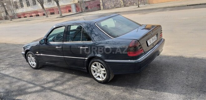 Mercedes C 220 1999, 330,000 km - 2.2 л - Qusar