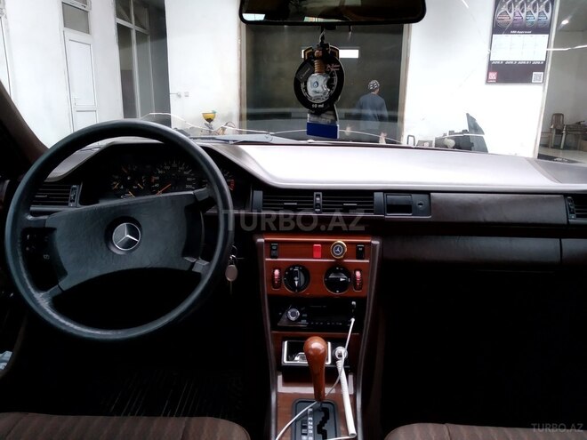 Mercedes E 200 1990, 211,182 km - 2.0 л - Sabirabad