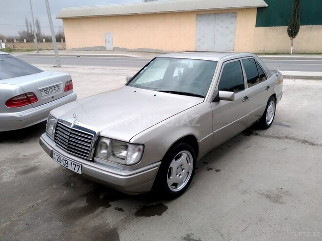 Mercedes E 200 1990, 211,182 km - 2.0 л - Sabirabad