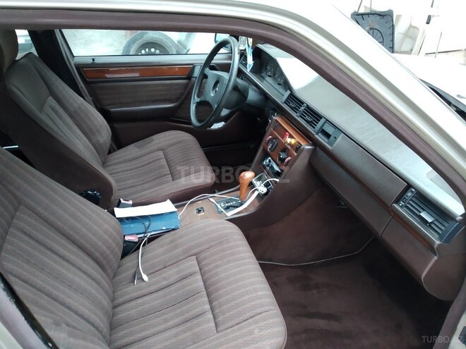 Mercedes E 200 1990, 211,182 km - 2.0 л - Sabirabad