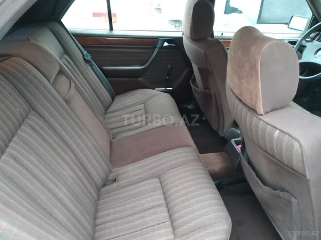 Mercedes E 200 1990, 211,182 km - 2.0 л - Sabirabad