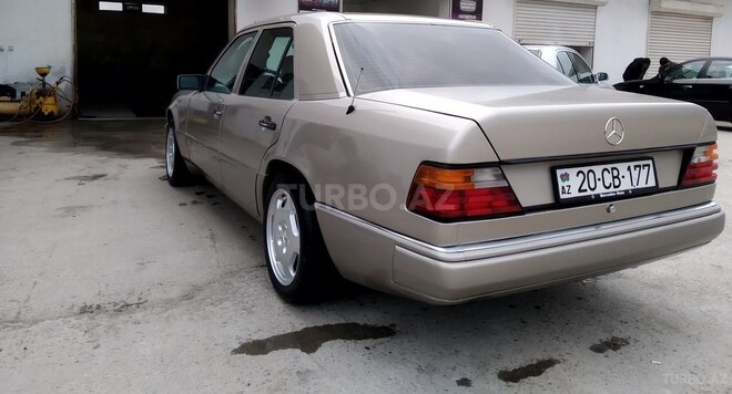 Mercedes E 200 1990, 211,182 km - 2.0 л - Sabirabad