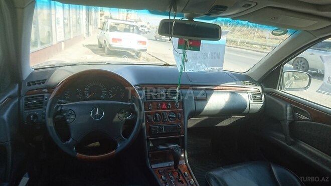 Mercedes E 280 1999, 355,600 km - 2.8 l - Bakı
