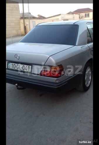 Mercedes E 230 1986, 325,413 km - 2.3 л - Salyan