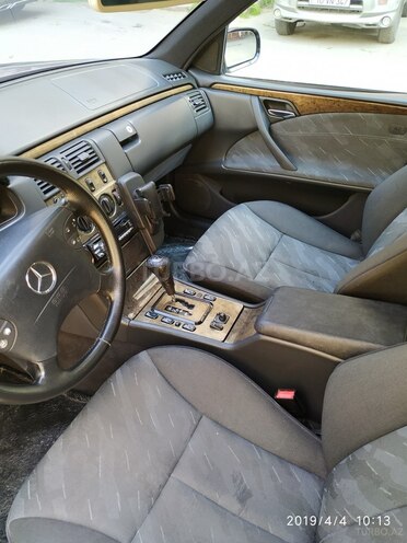 Mercedes E 260 1999, 299,000 km - 2.6 l - Bakı