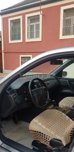 Mercedes E 280 2001, 220,000 km - 2.8 l - Bakı