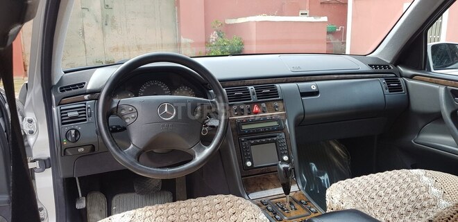 Mercedes E 280 2001, 220,000 km - 2.8 l - Bakı