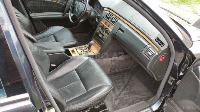 Mercedes E 240 1998, 295,300 km - 2.4 l - Ucar