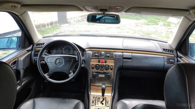 Mercedes E 240 1998, 295,300 km - 2.4 l - Ucar